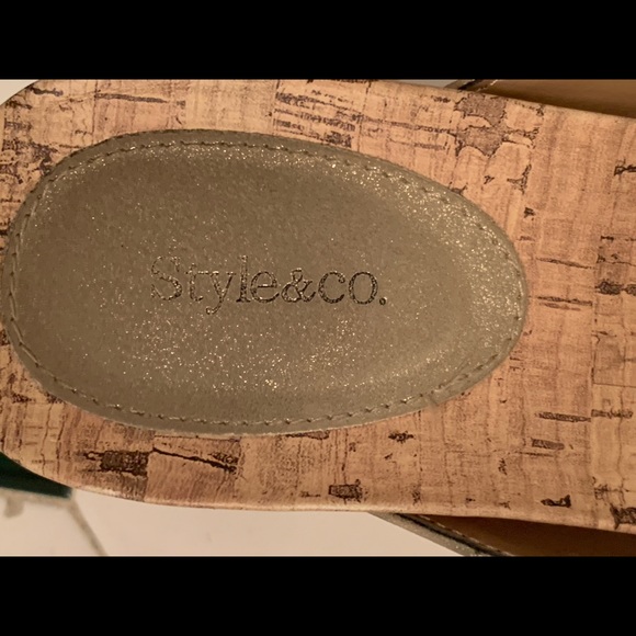 FREE W BUNDLE Adorable Wedge flip flop - Picture 3 of 3